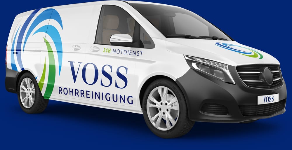 Transporter in den Farben der Voss Rohrreinigung GmbH: weiß, mit Signet am Heck und Schriftzug an der Seite